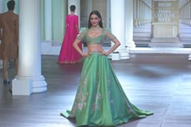 Неделя моды в Индии: традиционный наряд невесты в новом прочтении