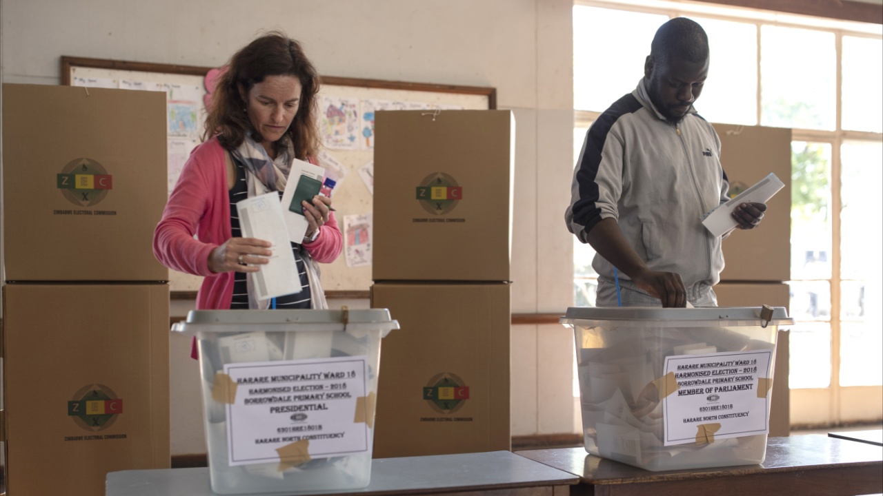 В Зимбабве подсчитывают голоса на первых свободных выборах с 1980 года