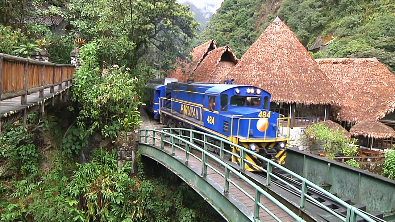 Под Мачу-Пикчу столкнулись поезда, среди пострадавших - иностранные туристы
