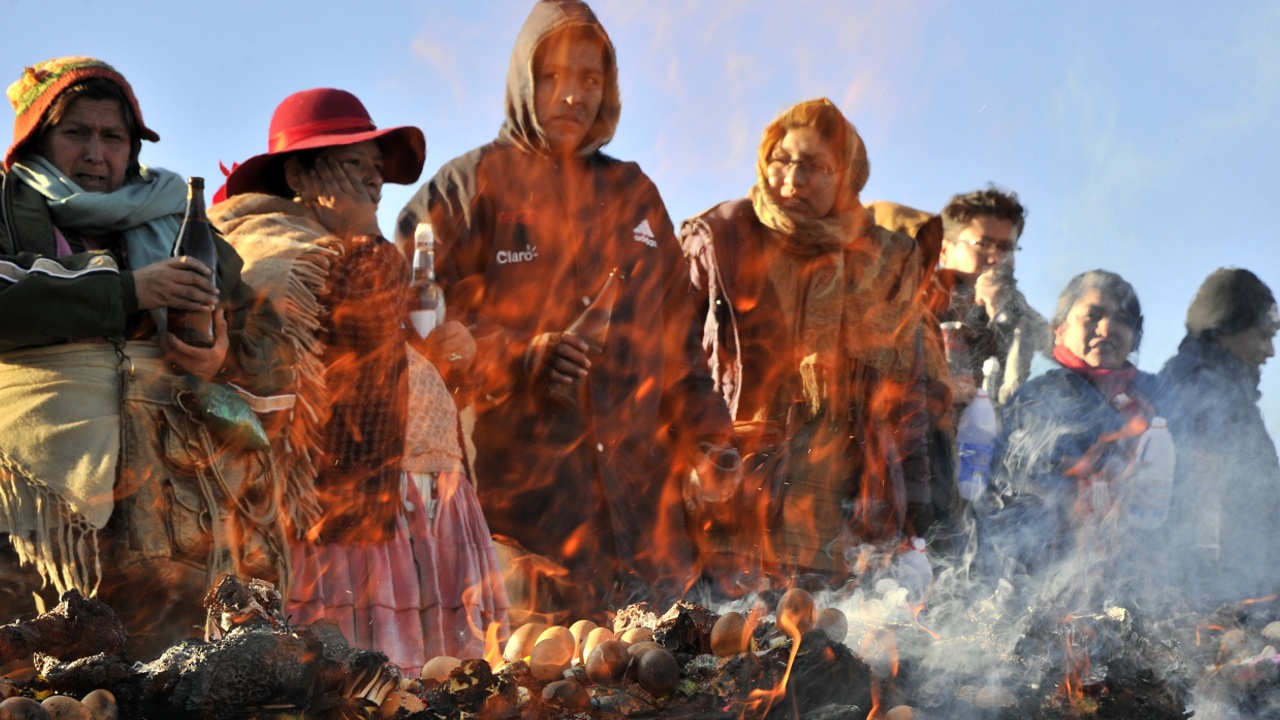 Боливийцы кормят Мать Землю и просят о благословении