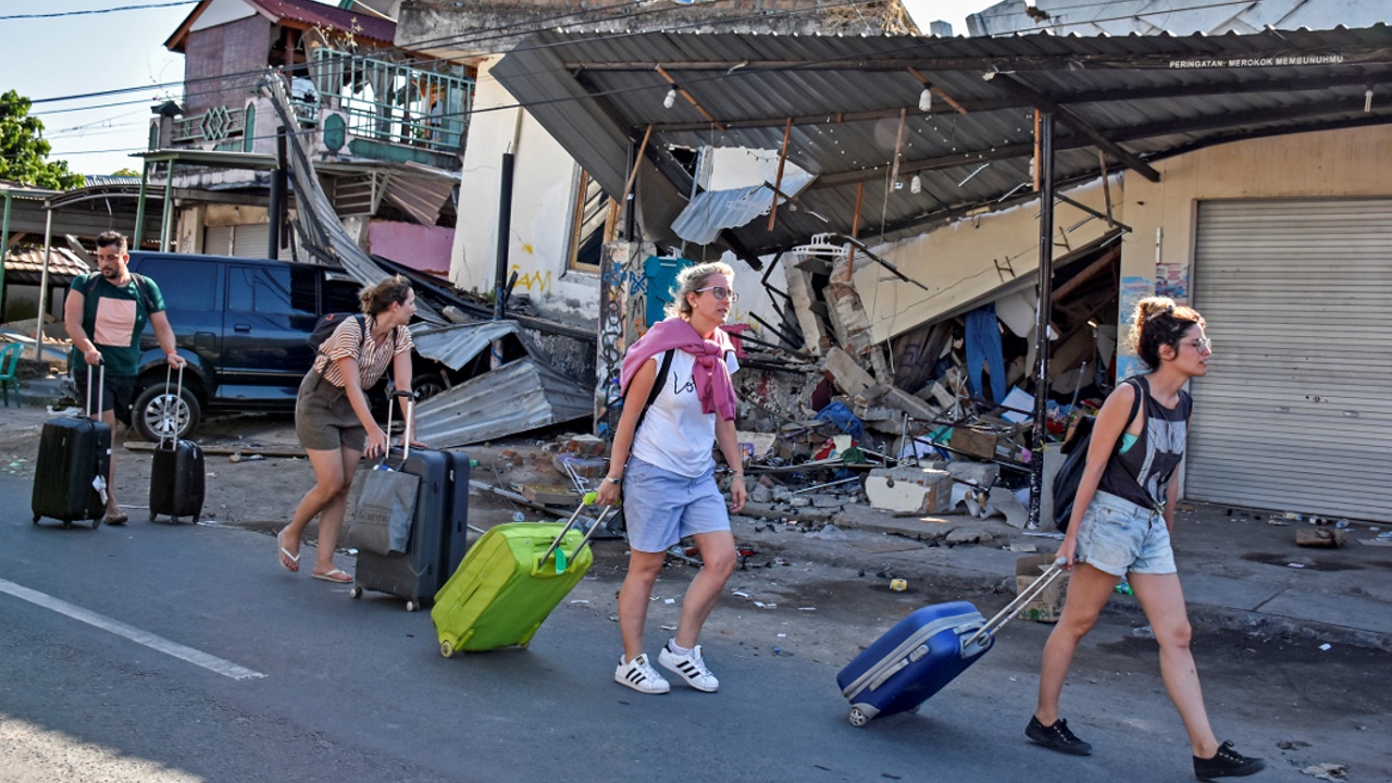 Туристы бегут из Индонезии после нового землетрясения