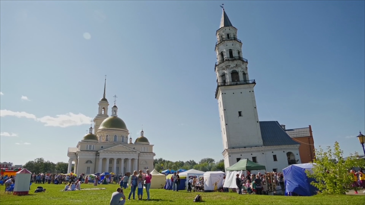 Русская «пизанская башня» празднует день рождения