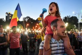Румыны протестуют против коррупции и требуют отставки властей