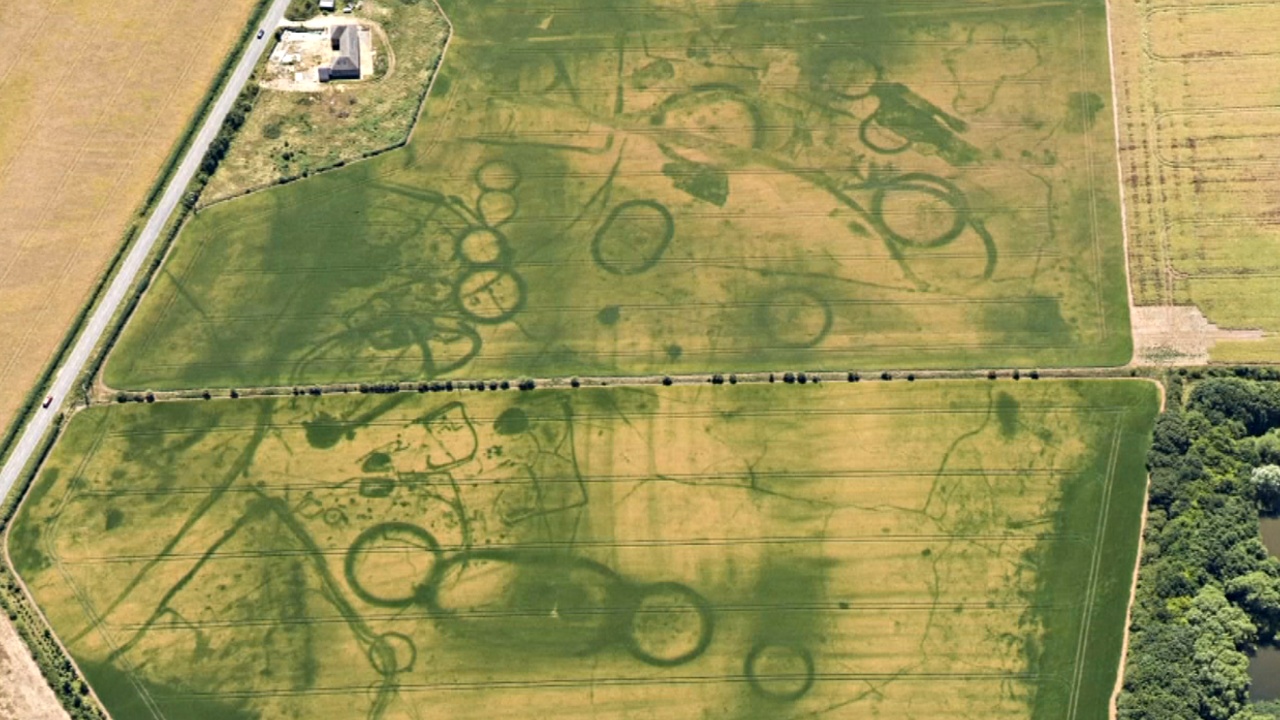 Жаркое лето обнажило на полях в Англии следы древних поселений