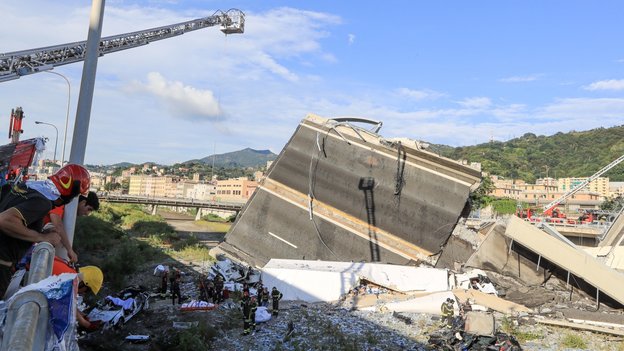 Под руинами моста в Генуе могут находиться ещё до 20 человек