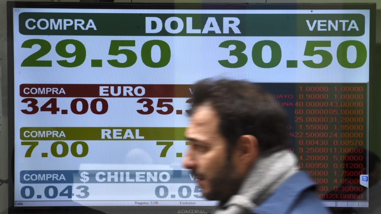 Курс песо падает, Аргентина просит МВФ скорее выделить помощь