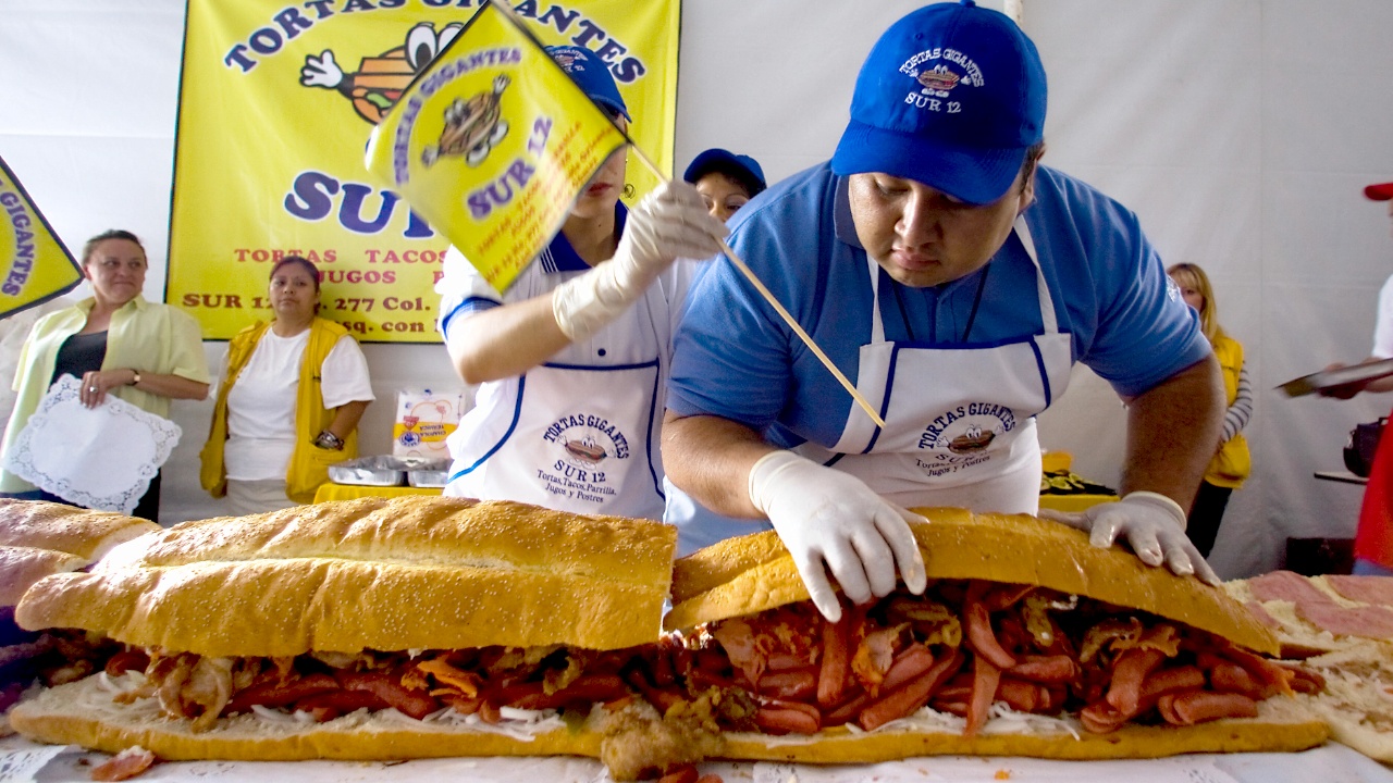 Гигантский сэндвич приготовили в столице Мексики