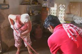 Иностранные туристы помогают индийцам в уборке после наводнений