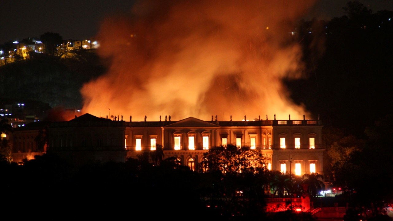 В Рио сгорел Национальный музей Бразилии