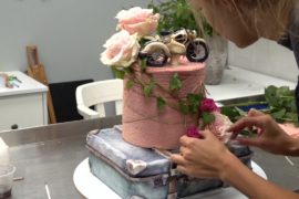 Крабы, мотоциклы и розы: как молодой кондитер превращает торты в шедевры