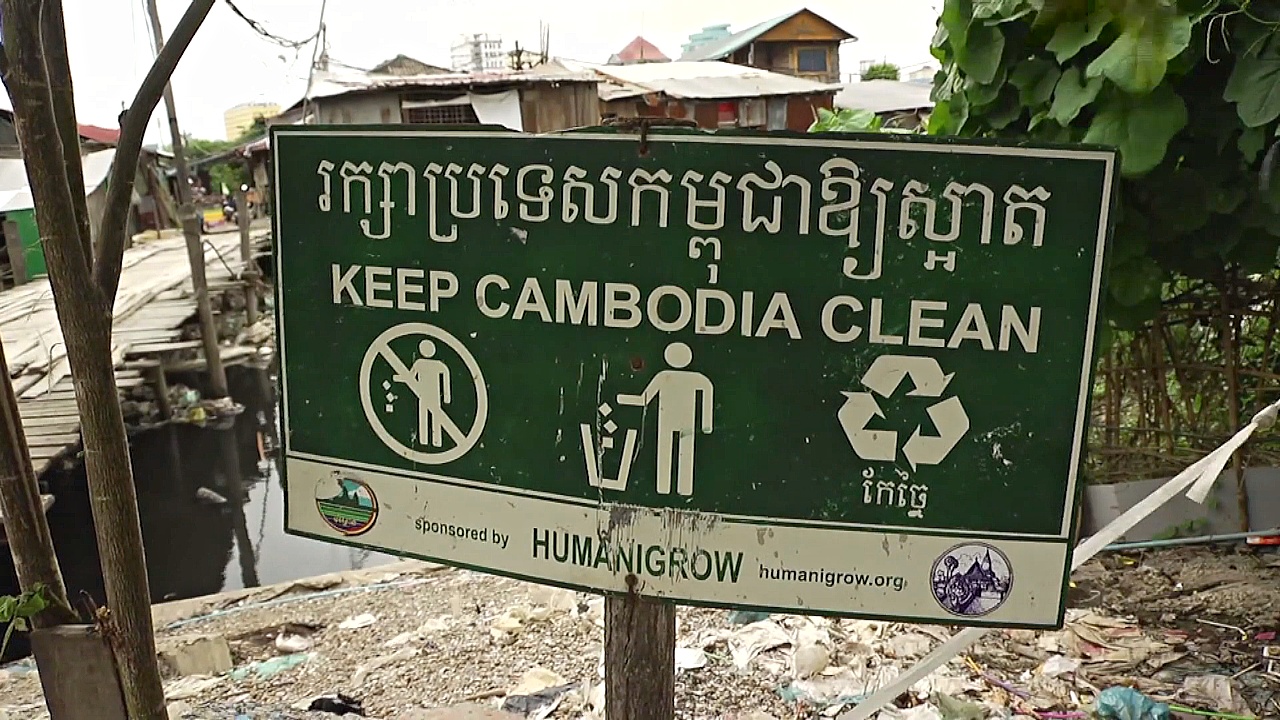 В Пномпене ищут способы избавиться от гор пластикового мусора