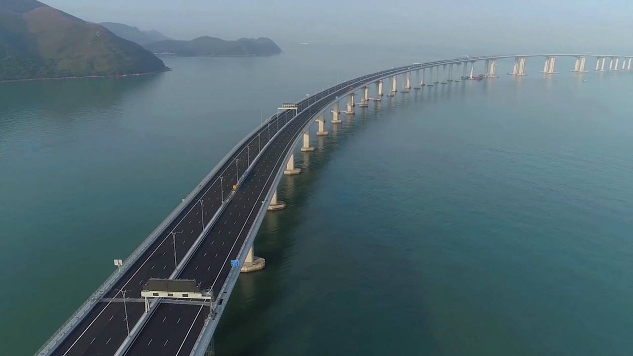Гигантский мост Гонконг-Чжухай-Макао привлекает туристов