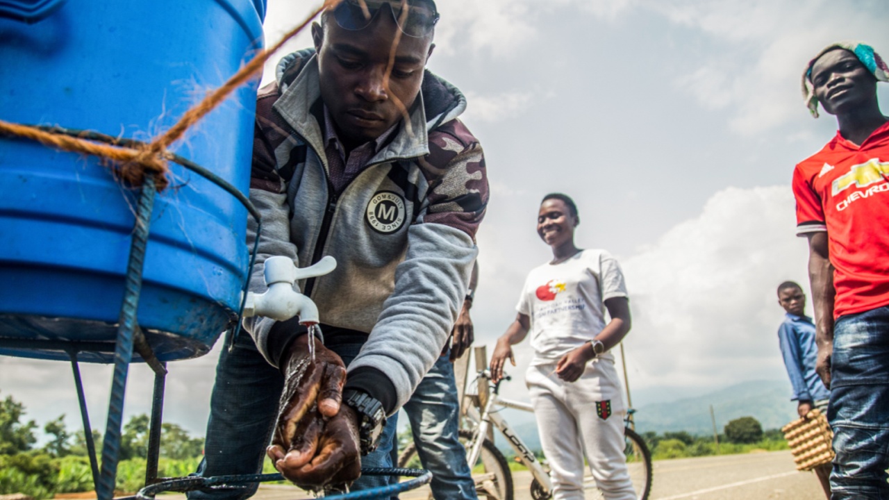 Эбола в ДР Конго: вакцина успешно лечит, но мешают война и суеверия