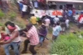 В Индии переполненный автобус сорвался в ущелье, 55 погибших