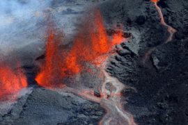 На острове Реюньон снова зрелищно извергается вулкан