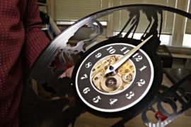 Уникальные часы из виниловых пластинок делают в Екатеринбурге