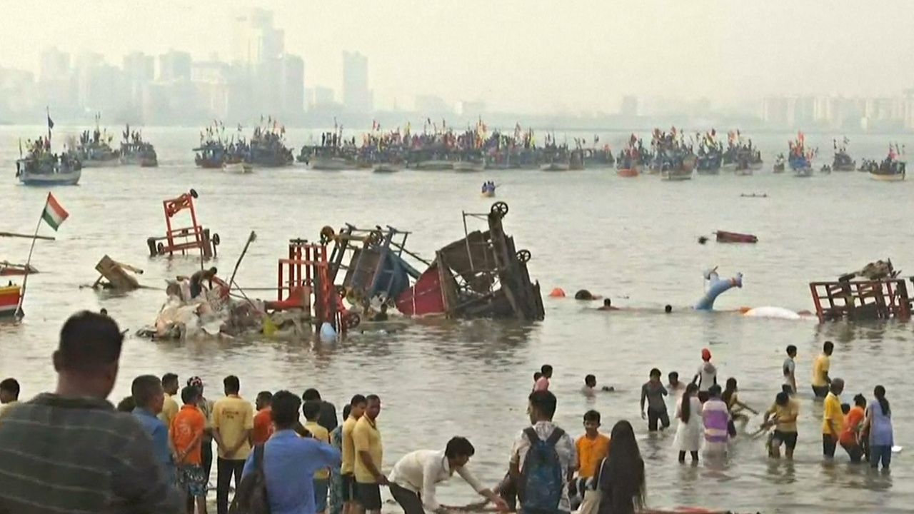 В Мумбаи волонтёры очищают пляж и море от токсичных статуэток