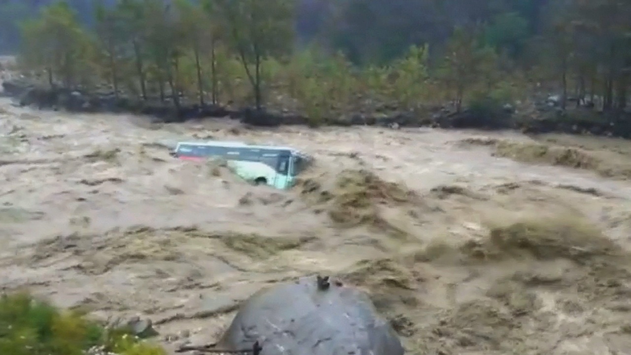 Наводнение в Индии: поток воды несёт пассажирский автобус