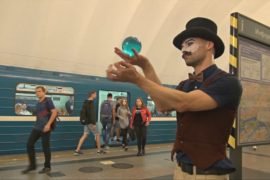 Жонглёр выступает в метро Петербурга