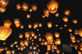 Тайваньцы запустили в небо сотни светящихся фонариков