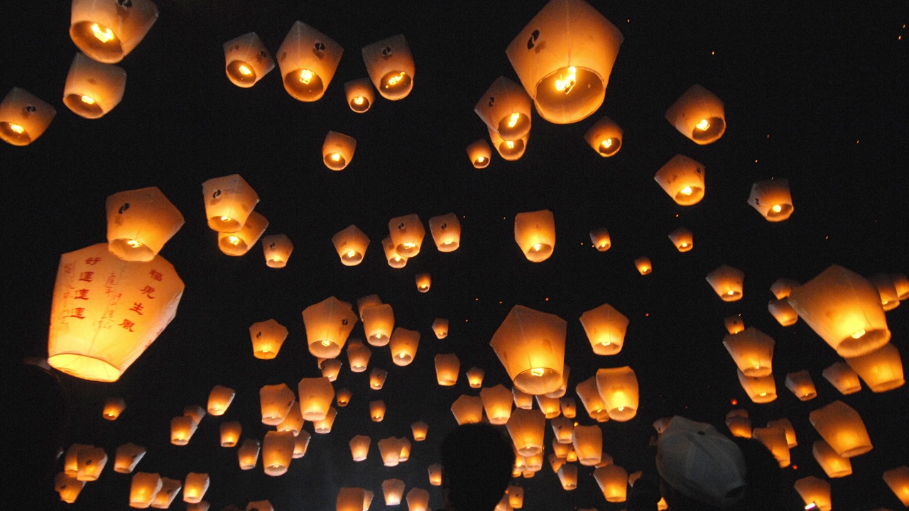 Тайваньцы запустили в небо сотни светящихся фонариков