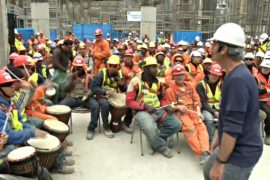 Чилийские строители играют на барабанах, чтобы снять стресс-HD