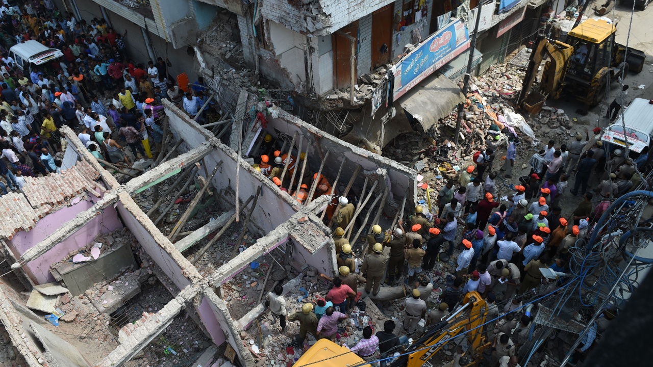 Женщина и четверо детей погибли при обрушении здания в Индии