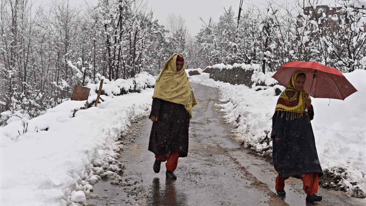 С горных перевалов в Индии эвакуируют туристов после снегопада