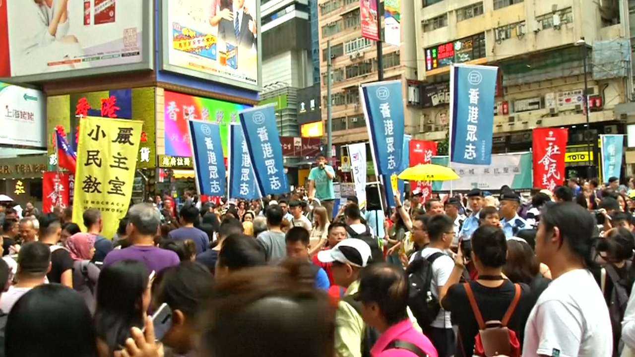 Тысячи гонконгцев вышли с протестом в годовщину основания КНР