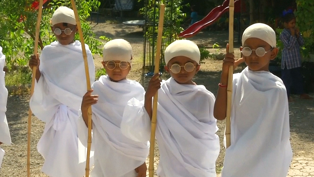 Индийские школьники нарядились в Махатму Ганди в честь его Дня рождения