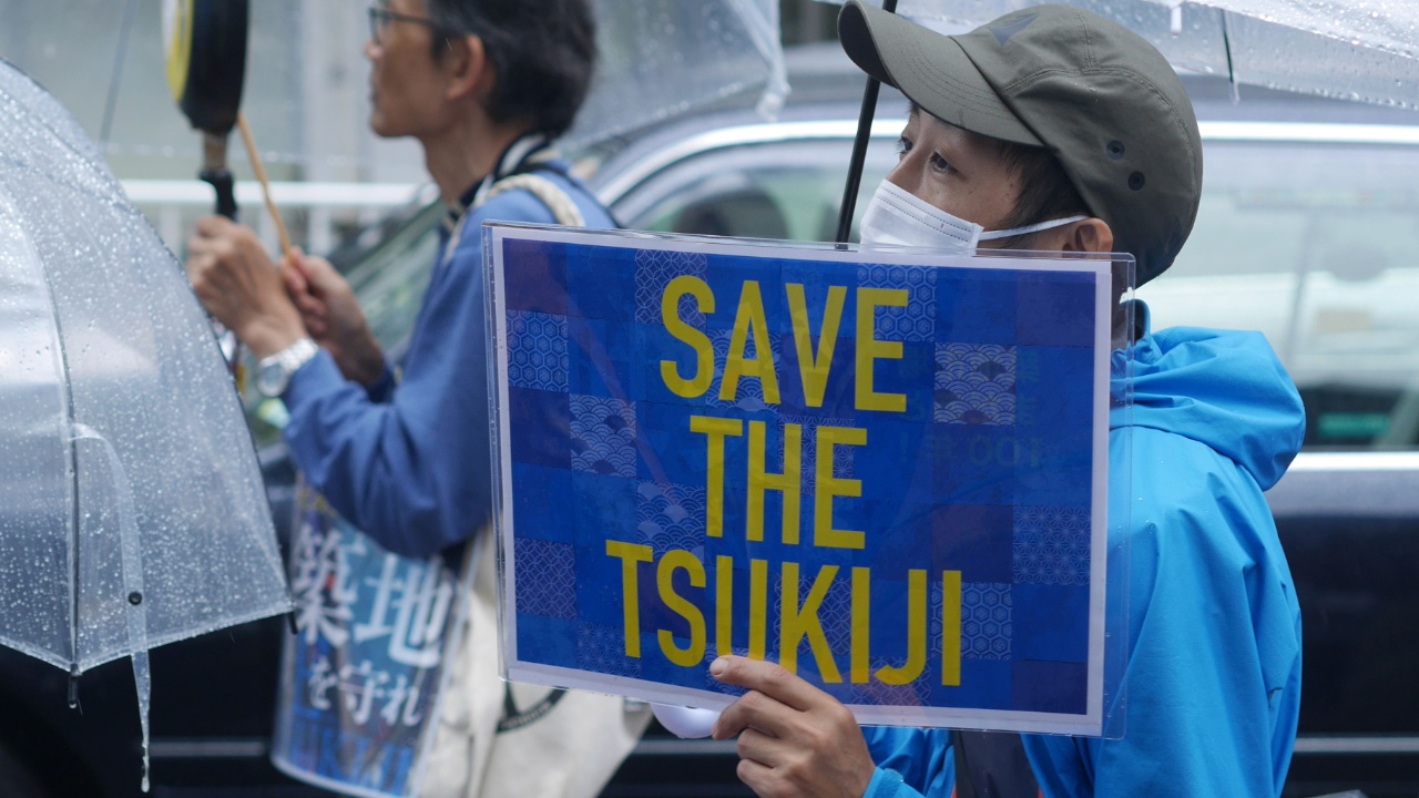 Продавцы протестуют против переноса знаменитого токийского рынка рыбы