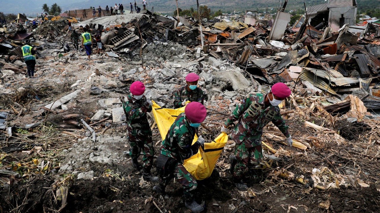 Спасатели на Сулавеси торопятся разбирать завалы перед дедлайном