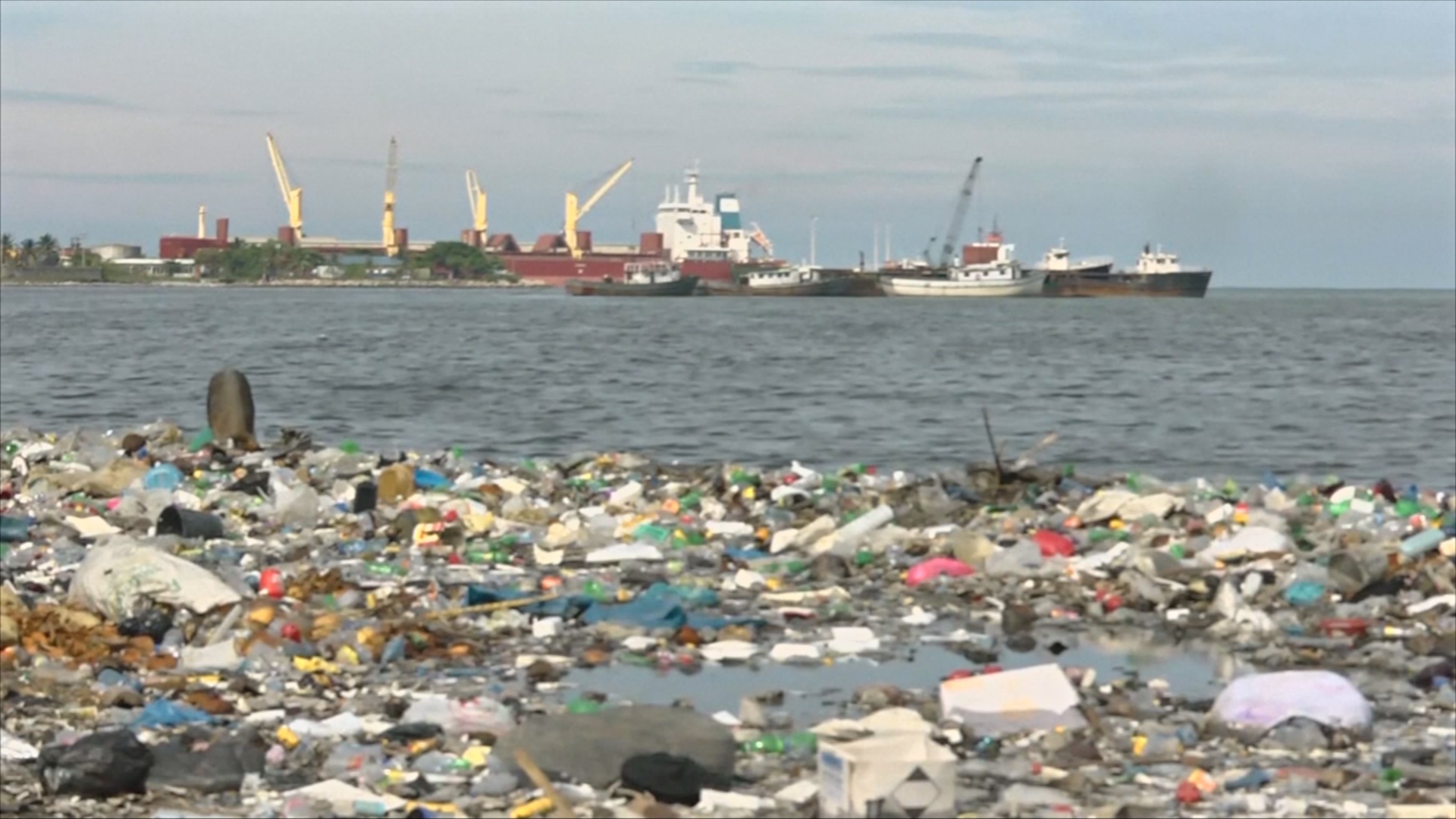 Пластиковый мусор заполонил побережье Гаити