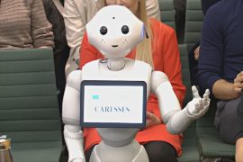 Перед британским парламентским комитетом впервые выступил робот