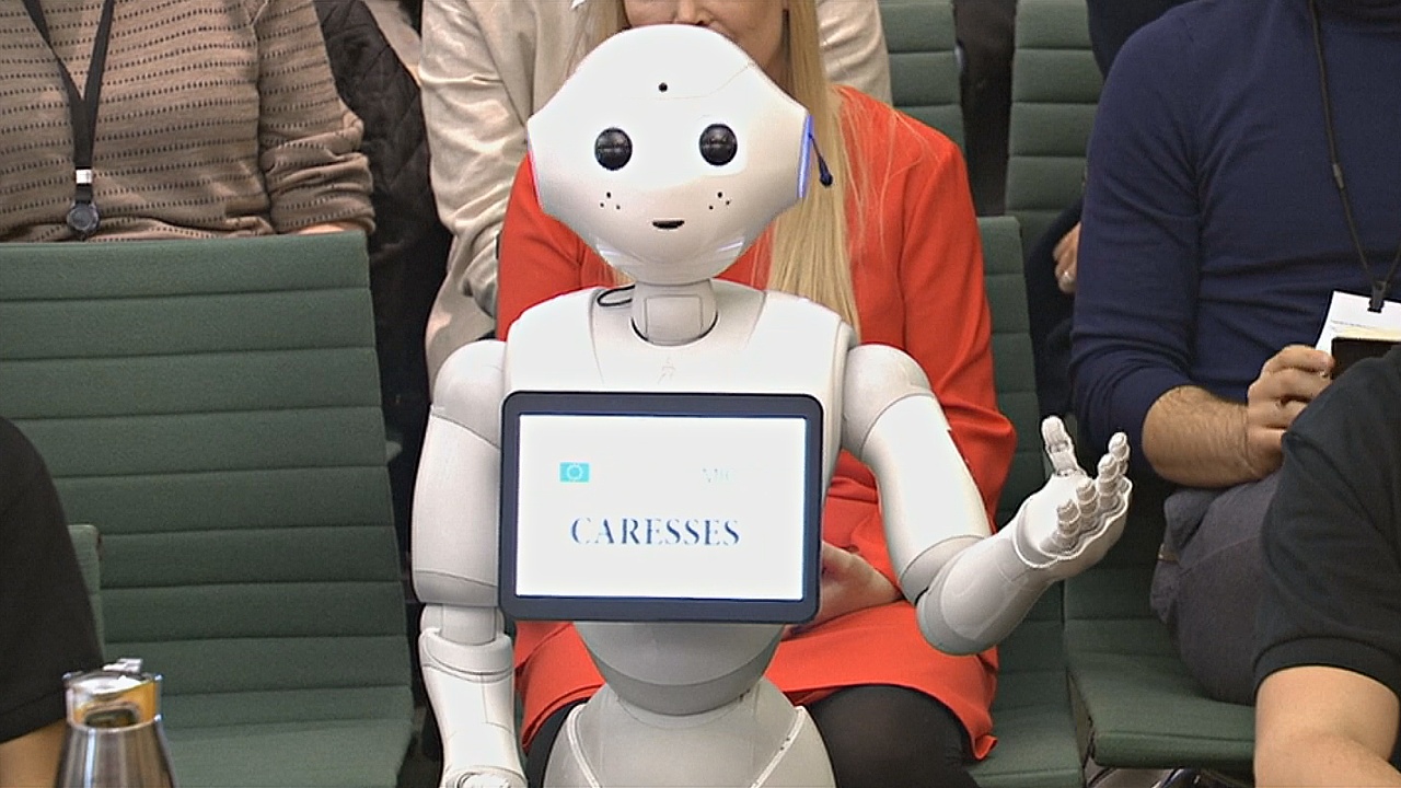 Перед британским парламентским комитетом впервые выступил робот