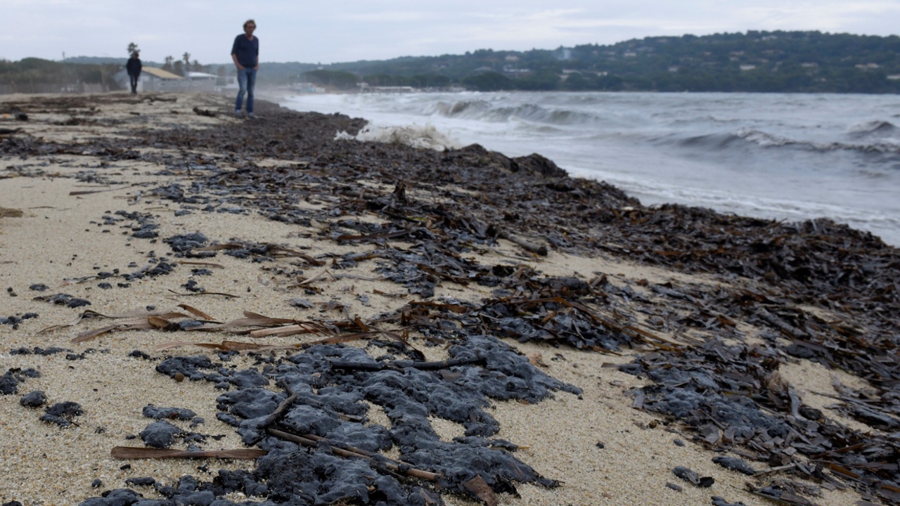 Пляжи Лазурного берега закрыли из-за разлива топлива