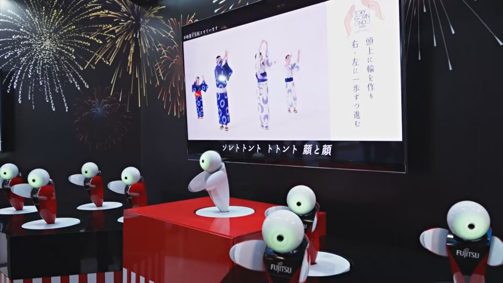 Выставка в Токио: танцующие андроиды и роботы-уборщики