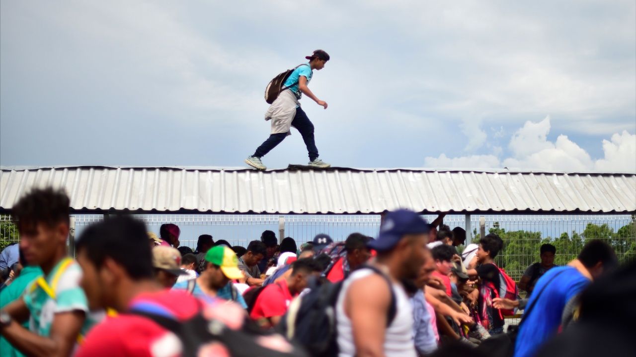 Караван мигрантов продолжил путь к границе США