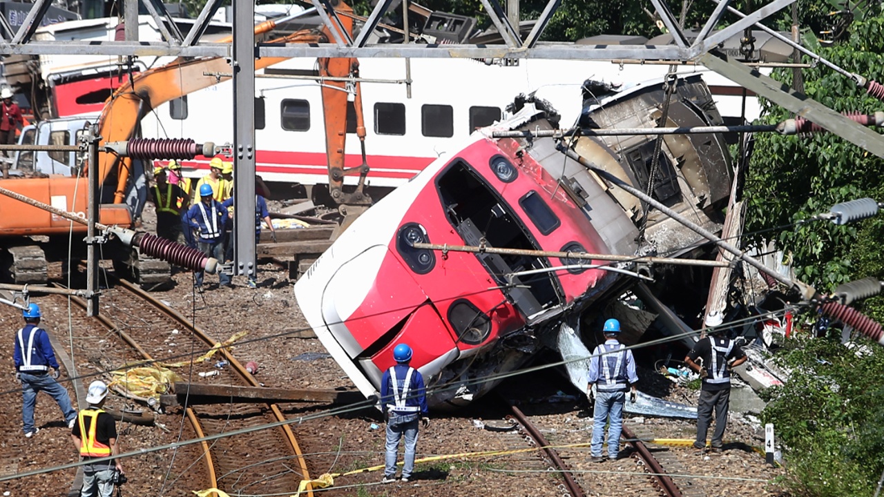 Президент Тайваня встретилась с родственниками жертв крушения поезда