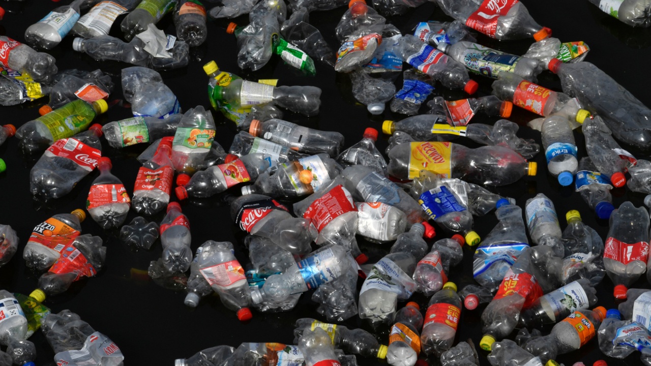 Европарламент одобрил запрет на 10 видов изделий из пластика