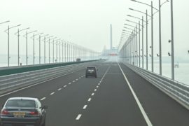 По самому длинному морскому мосту проехали первые пассажиры