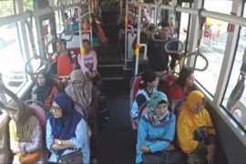 Проехать на автобусе за пластиковые бутылки можно в Индонезии