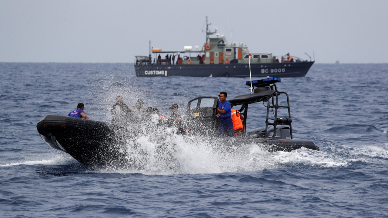 У берегов Индонезии продложают искать чёрные ящики упавшего «Боинга» У берегов Индонезии продложают искать чёрные ящики упавшего «Боинга»