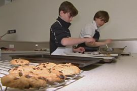 Печенье со сверчками: как австралийских детей учат готовить
