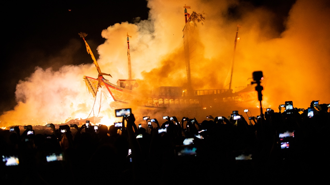 На Тайване сожгли гигантскую лодку, чтобы отпугнуть злых духов