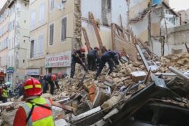 На месте обрушения зданий в Марселе обнаружили четыре тела