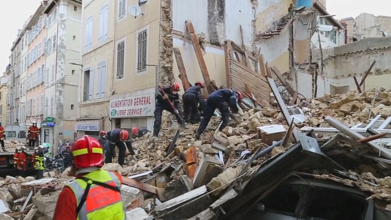 На месте обрушения зданий в Марселе обнаружили четыре тела