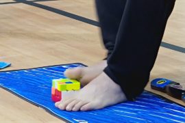 Китаец собрал кубик Рубика ногами, а японец побил рекорд в прыжках со скакалкой