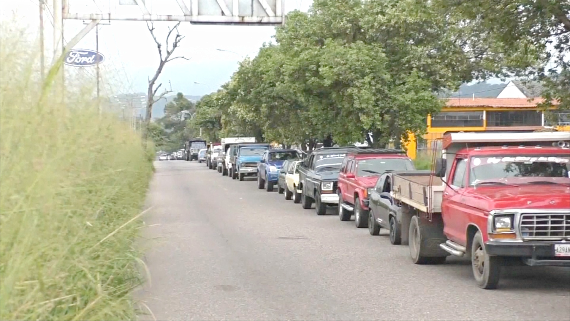 Венесуэльцы часами стоят в очереди за бензином