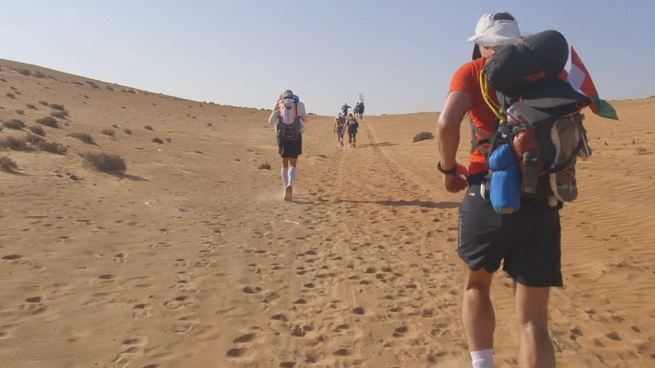 В пустыне Омана проходит один из сложнейших марафонов мира